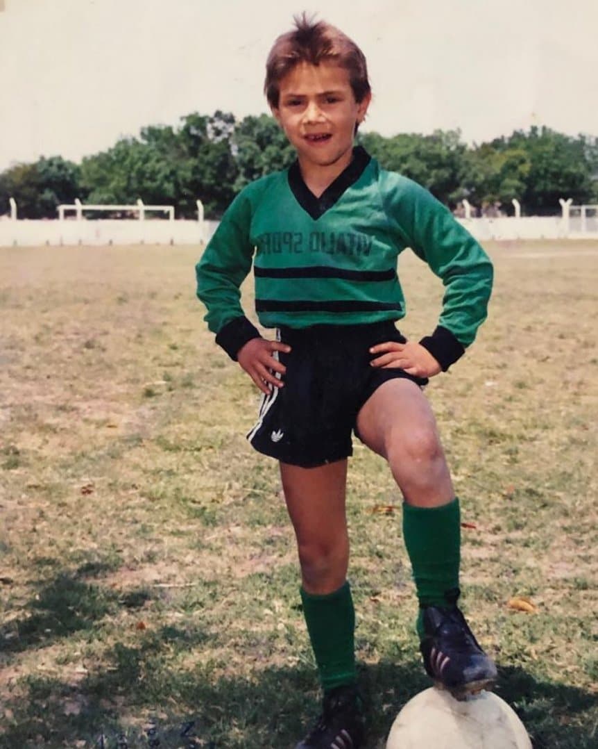 Un pequeño Leo Ponzio, con la camiseta de Williams Kemmis