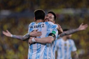 Julián Álvarez y Messi