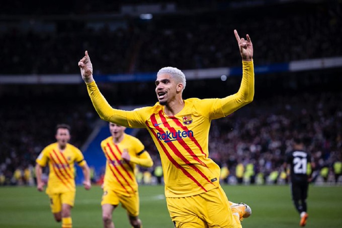 Ronald Araujo grita uno de los goles del Barcelona ante Real Madrid