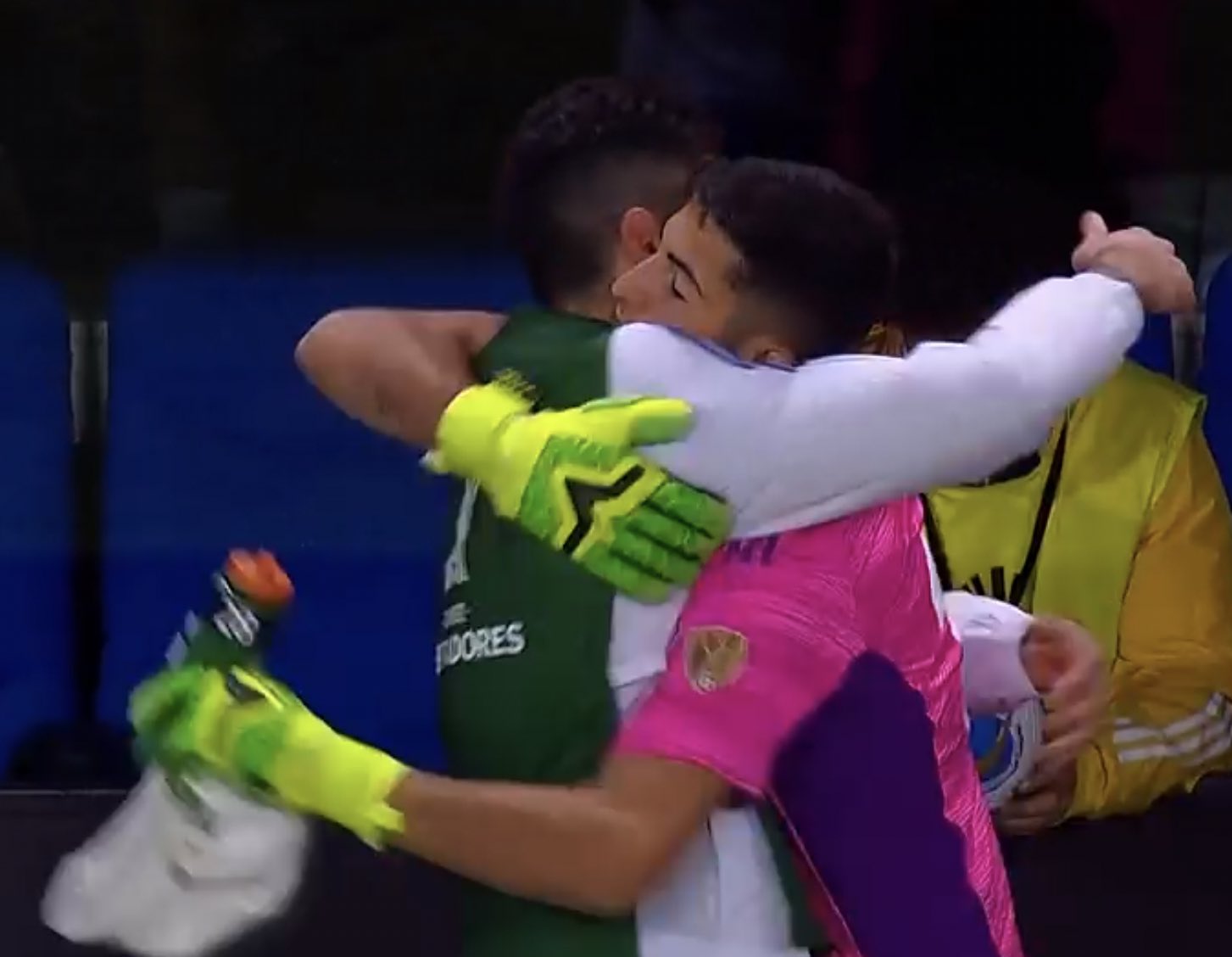El abrazo entre Agustín Rossi y Leandro Brey, antes del debut del juvenil.