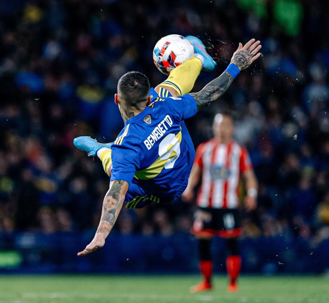 La pirueta de Darío Benedetto para el segundo gol de Boca
