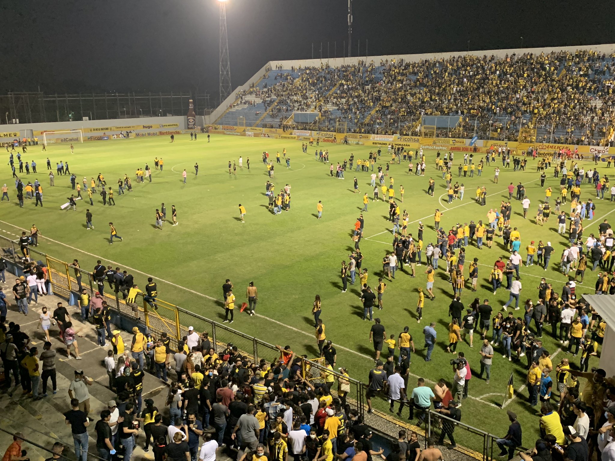 Hinchas debieron ingresar en el campo de juego para evitar ser agredidos
