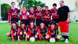 Lionel Messi posando con la camiseta de Newell's en su paso por el club de sus amores.