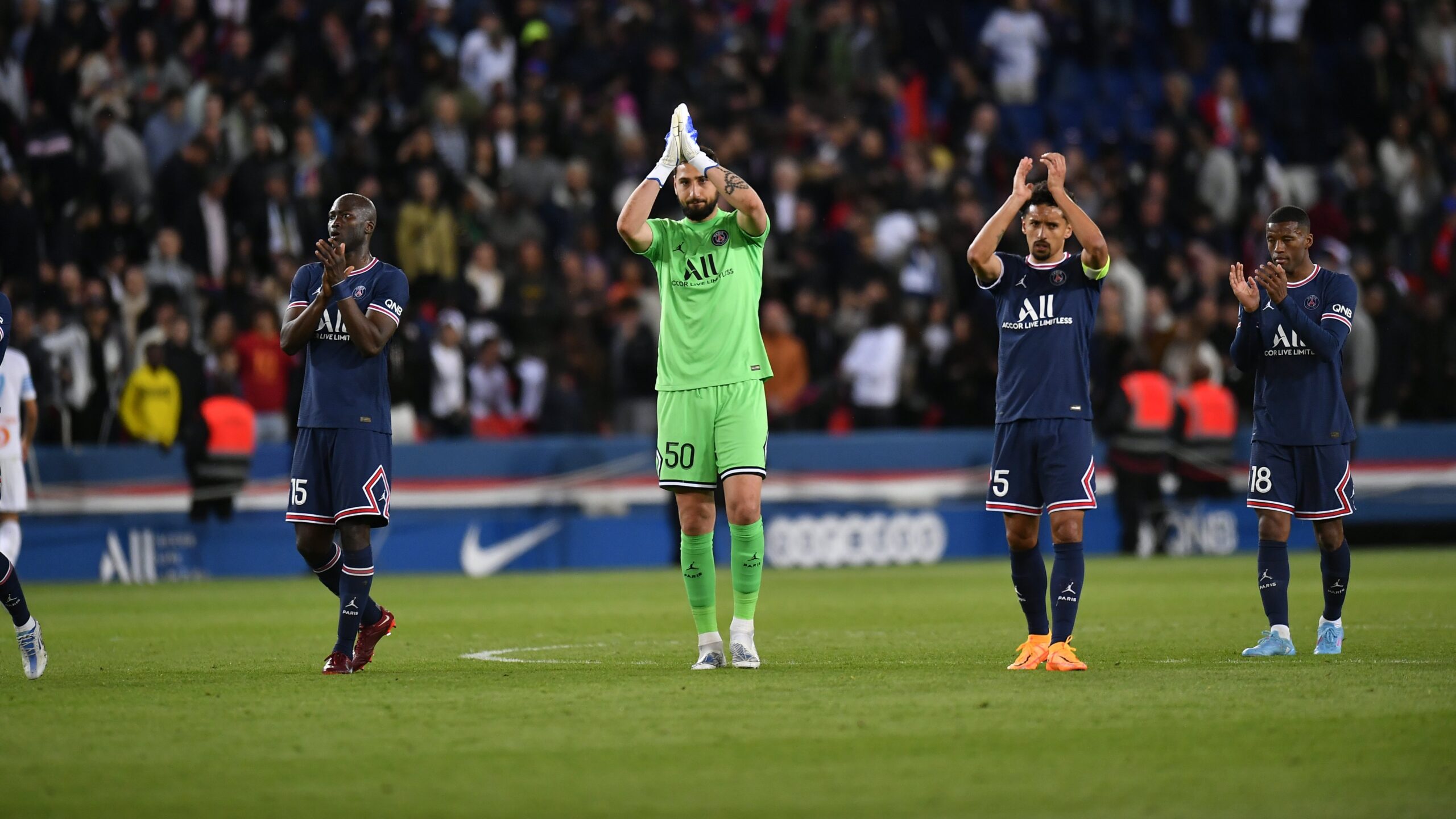 PSG va por el título