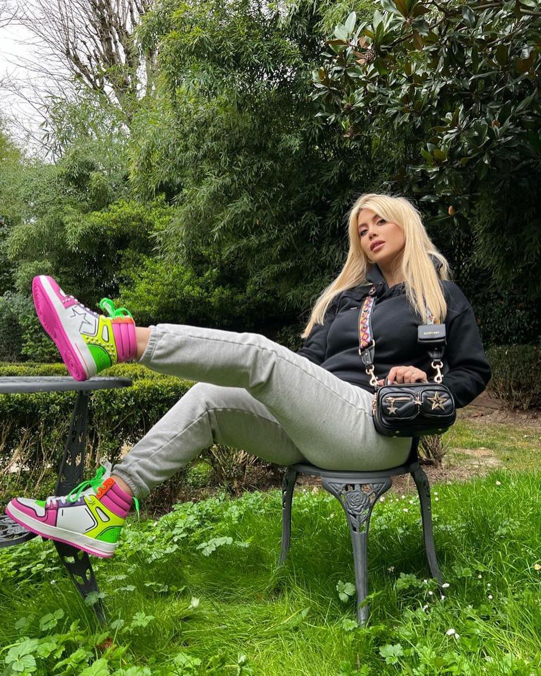 Wanda Nara en el jardín de su casa