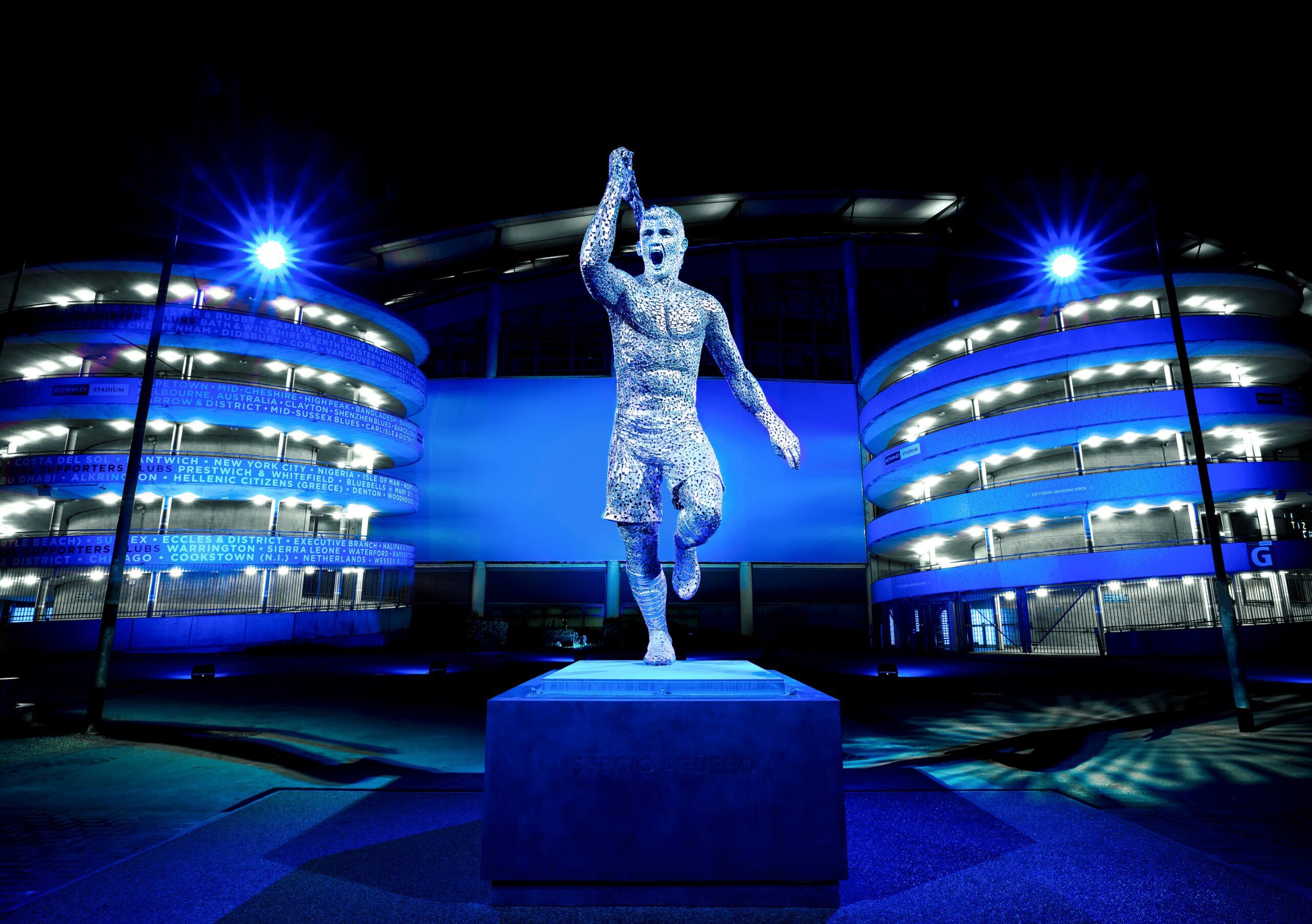 La estatua de Agüero en el ingreso del estadio del Manchester City.