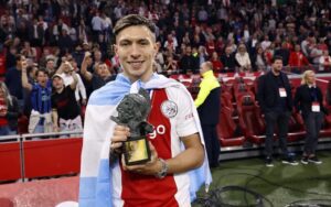 Lisandro Martínez fue elegido jugador del año en el Ajax