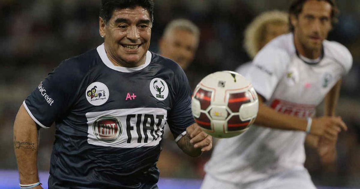 Maradona participando del partido por la paz en2014