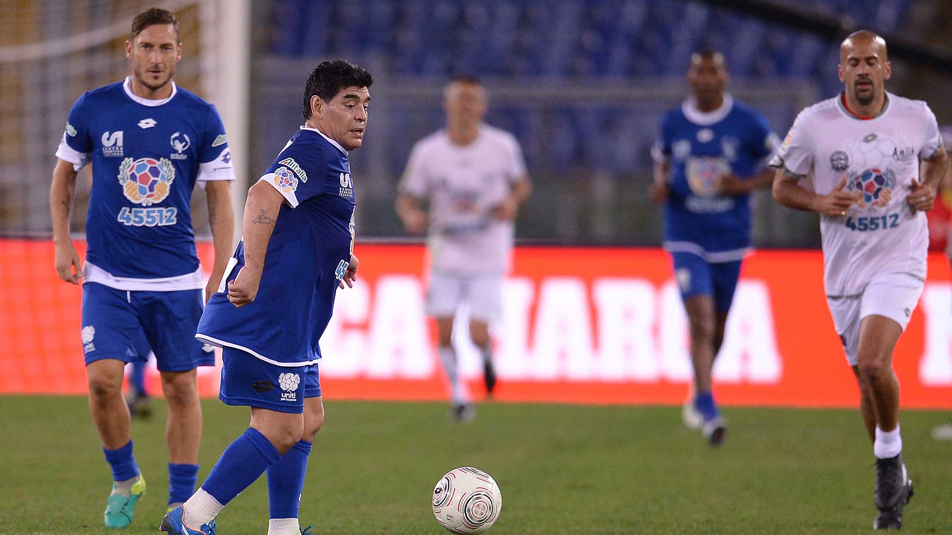 Maradona participando del partido por la paz en 2016