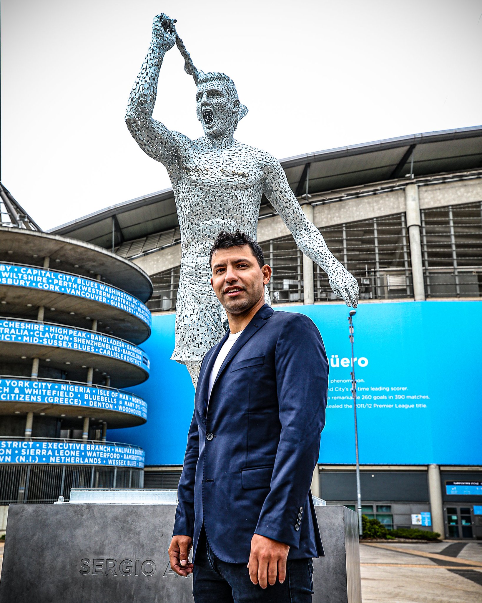Sergio Agüero junto a su estatua.