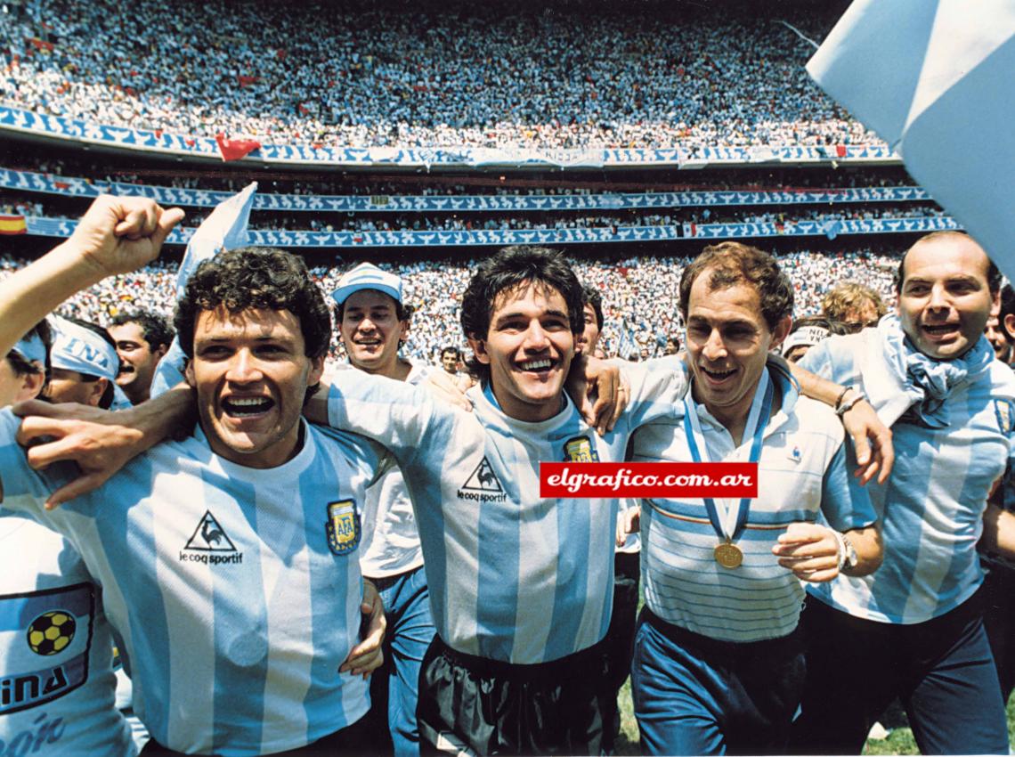 Ricardo Bochini celebrando su título del mundo 