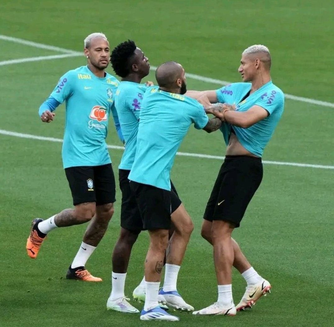 Las imágenes del cruce entre Richarlison y Vinicius Jr en el entrenamiento de Brasil 2