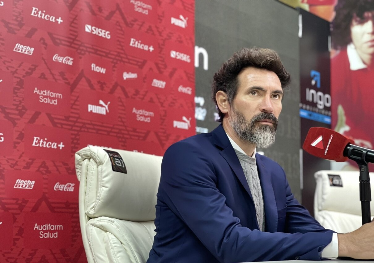 Eduardo Domínguez preocupado por la falta de refuerzos