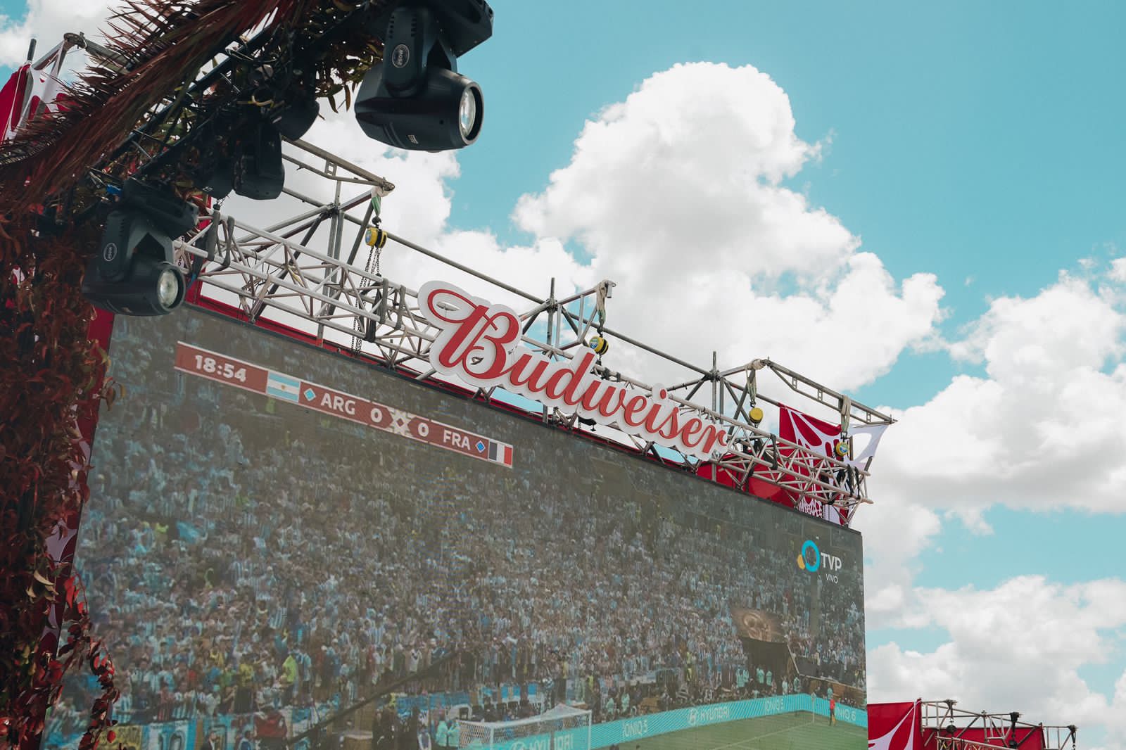Budweiser cumplirá su promesa y regalará cervezas a los fanáticos tras el título de la selección