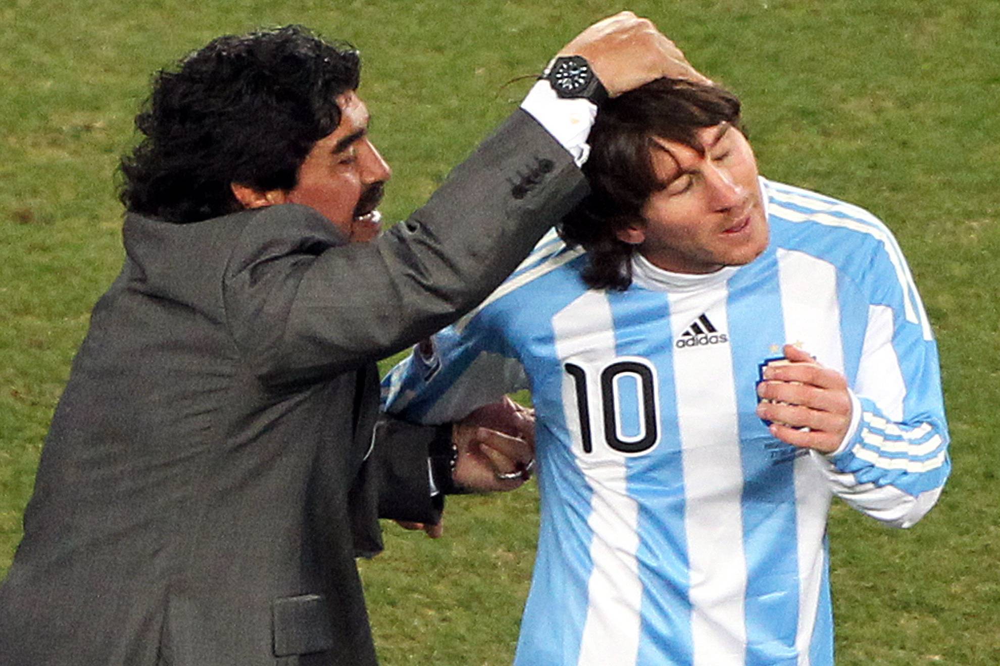 Muchas veces la comparación de Messi o Maradona es inevitable, porque son los dos mejores jugadores de la historia. Quién ganó más títulos.