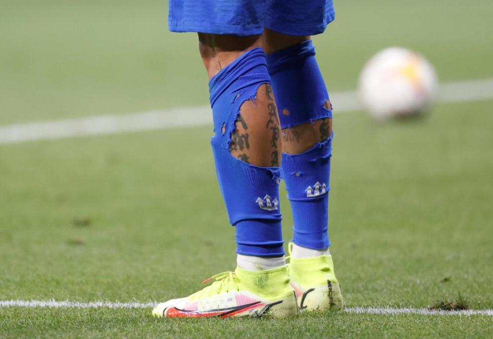 Una extraña costumbre de los jugadores y que mucha gente se pregunta cuál es el significado. Por qué los futbolistas se cortan las medias.
