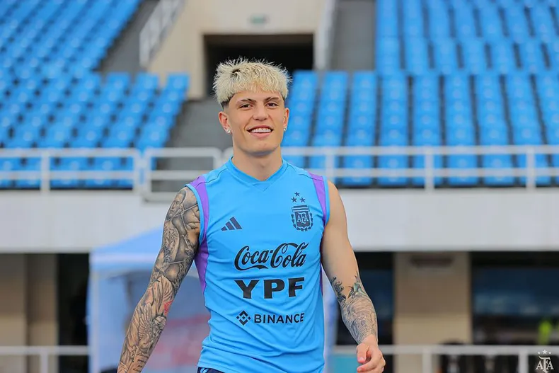 Alejandro Garnacho, joven talento de la Selección Argentina que juega en el Manchester United, ya se decidió entre los dos grandes.