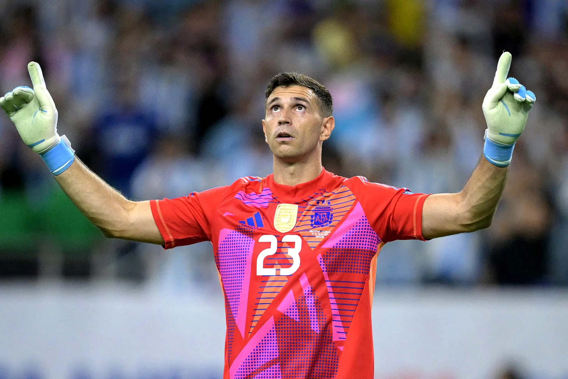 Dibu Martínez, arquero de la Champions League, habló algo sobre su presente en el equipo inglés y cómo lo vive.