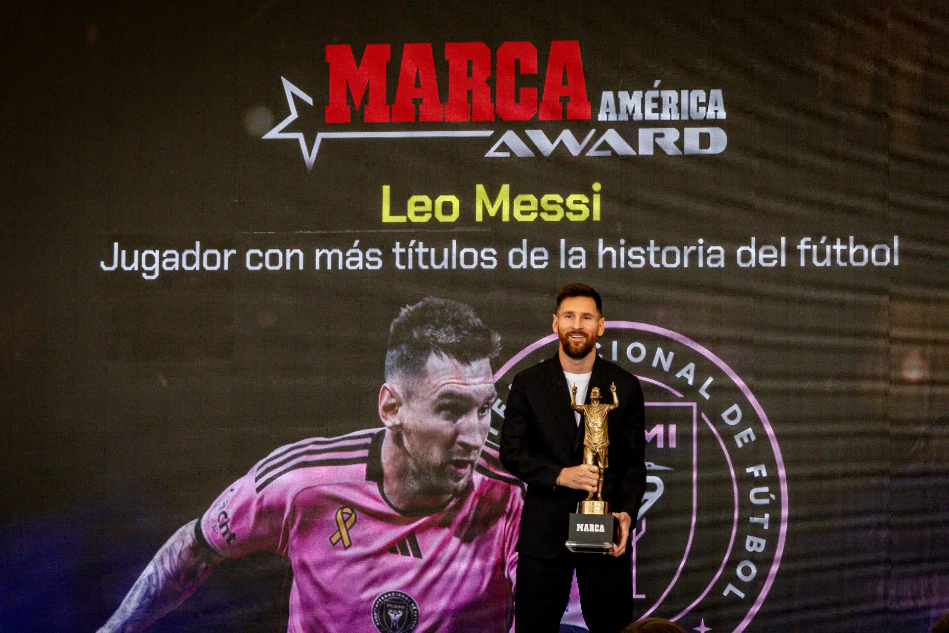 Lionel Messi, uno de los mejores jugadores de todos los tiempos, recibió un premio inesperado y habló de su futuro.