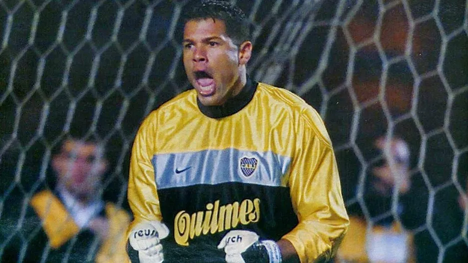 Dibu Martínez, arquero de la Selección que recibió una sanción por el partido con Colombia, fue duramente criticado.