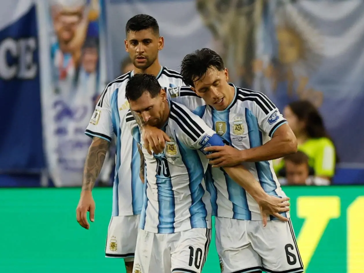 Argentina sufrió, venció a Cabo Verde y se metió en los octavos de final