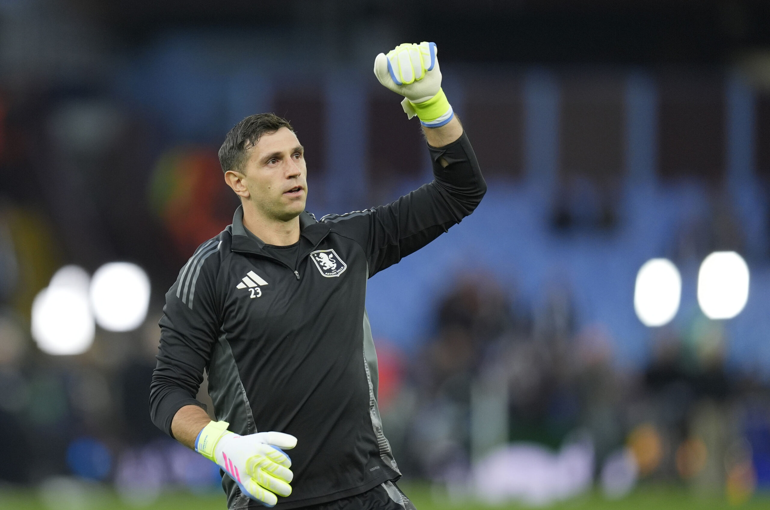 Gary Neville pidió al Dibu Martínez para el Chelsea: “Tiene que llegar”